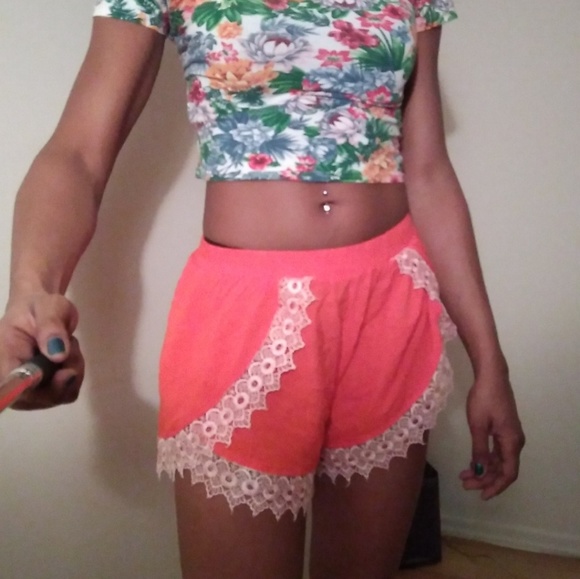 Uk2la orange shorts with lace trimmings - Picture 2 of 8